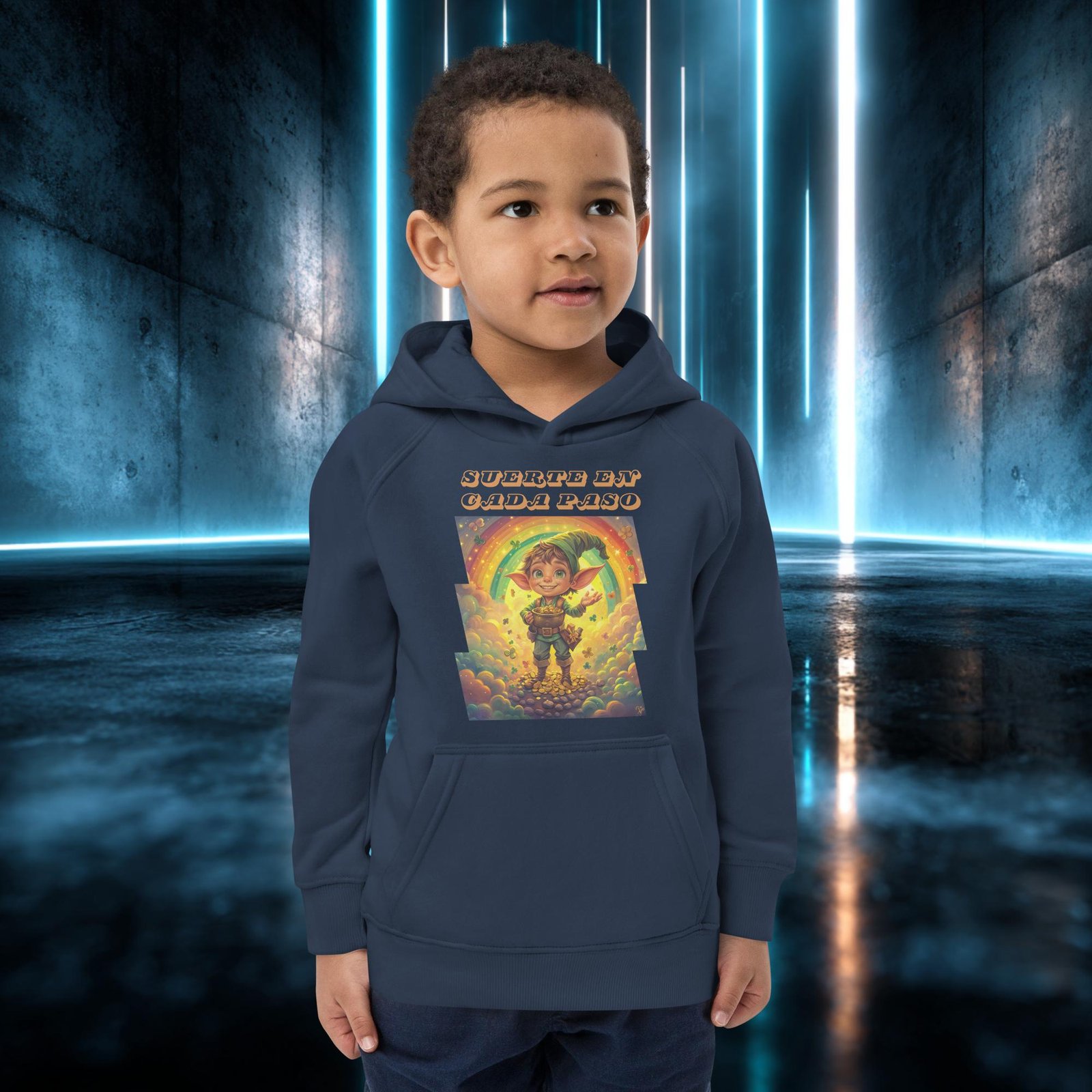 Sudadera infantil orgánica con diseño Suerte en Cada Paso — detalle del estampado