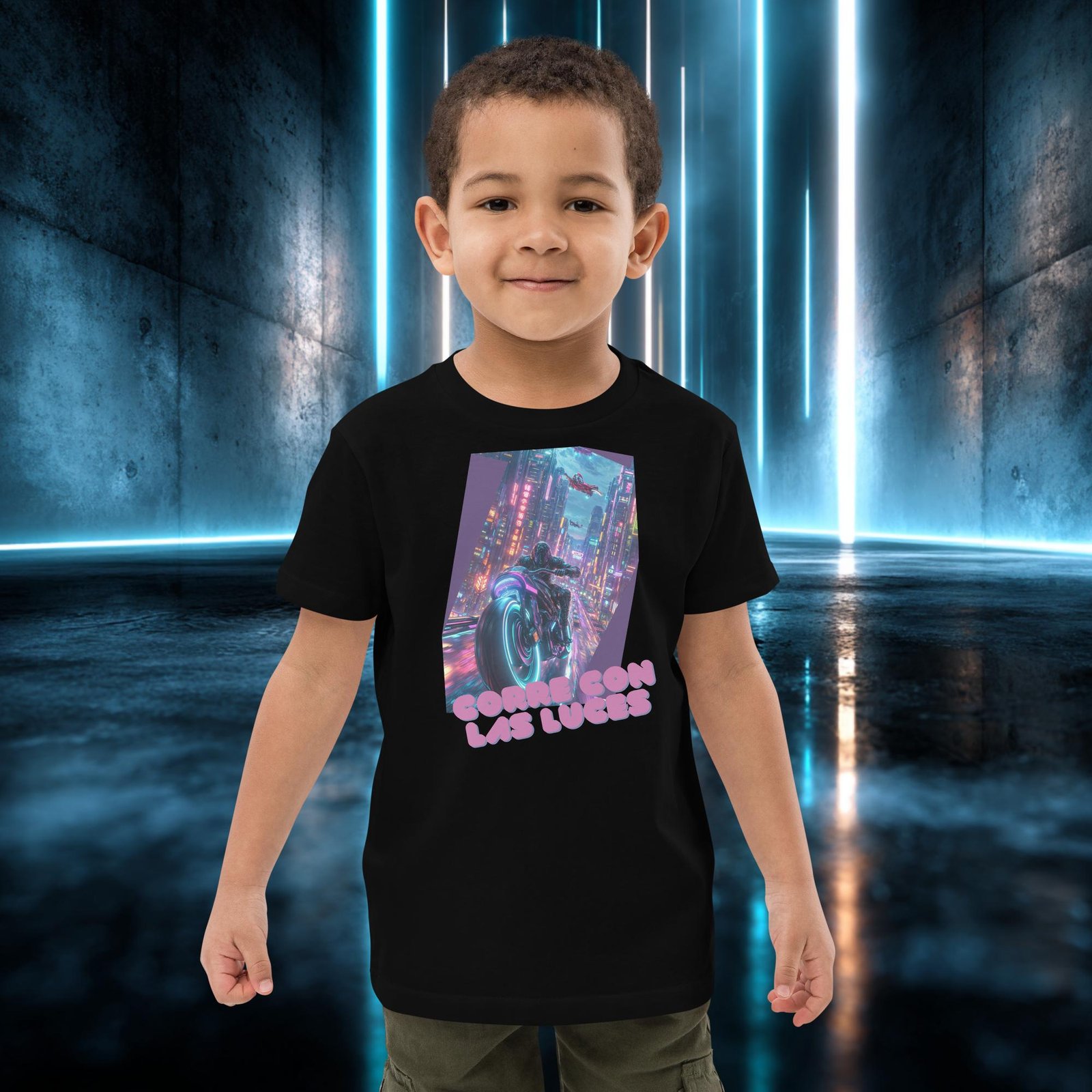Camiseta infantil orgánica con diseño Corre con las Luces — detalle del estampado