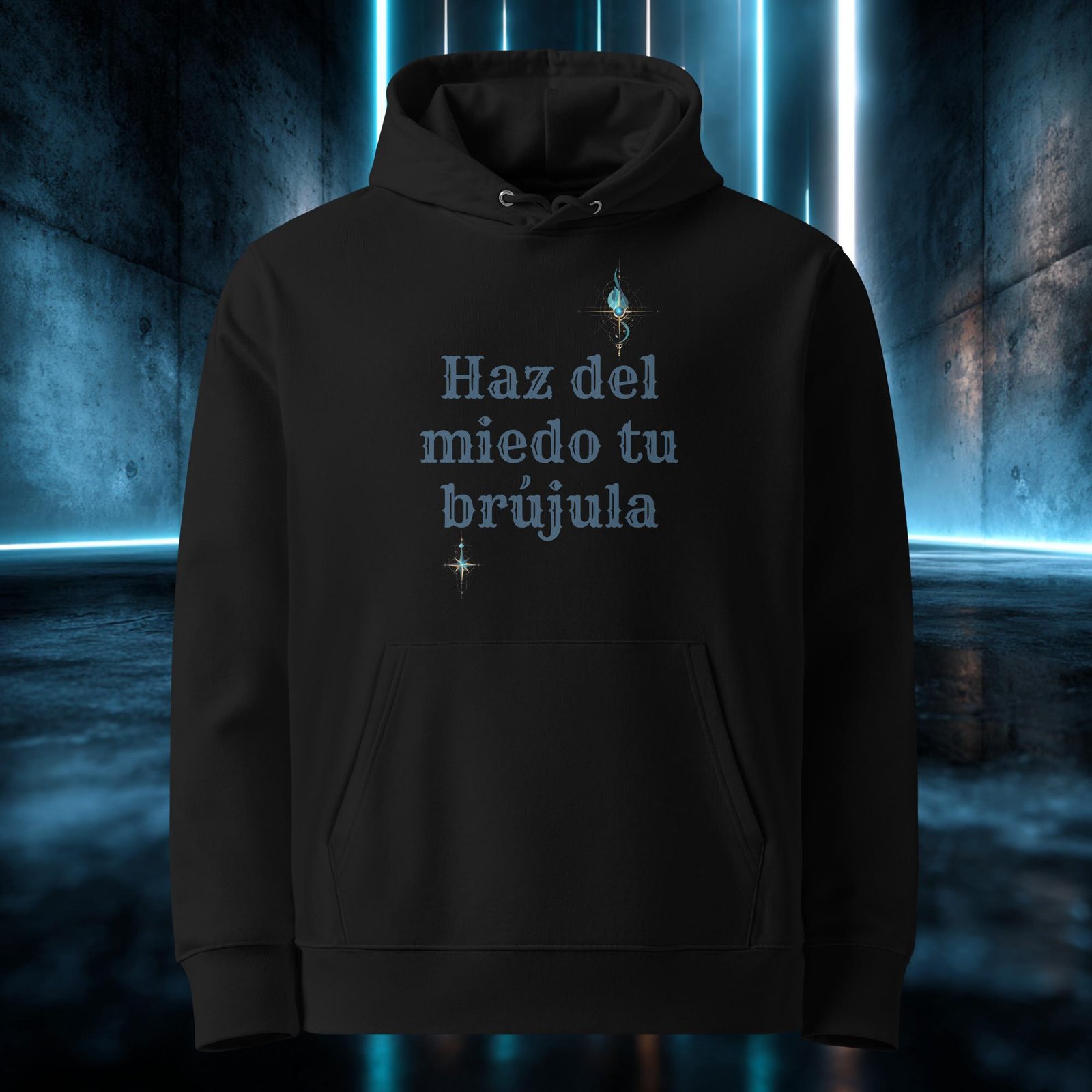 Sudadera orgánica con diseño Haz del Miedo tu Brújula — detalle del estampado
