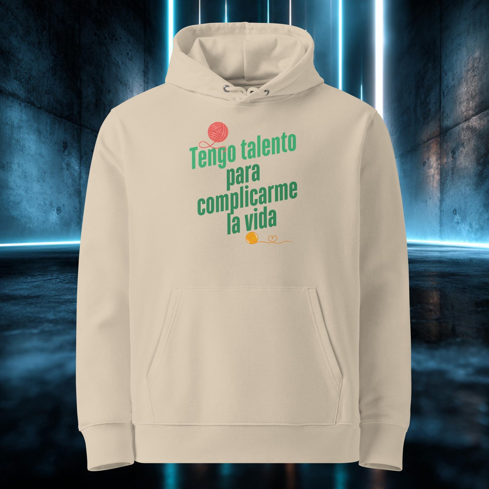Sudadera orgánica con diseño Talento para Complicarme la Vida — detalle del estampado