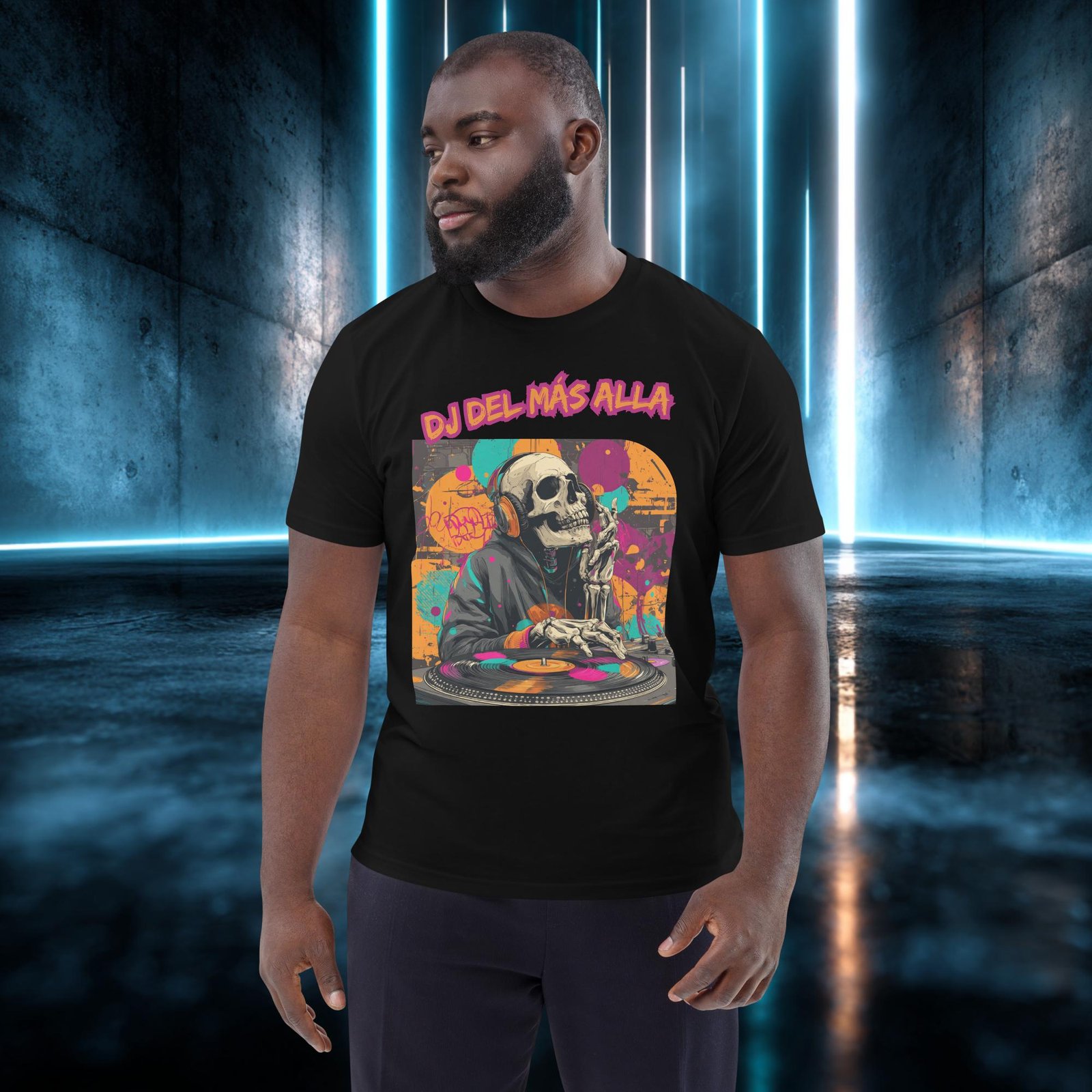 Camiseta orgánica con diseño DJ del Más Allá — detalle del estampado