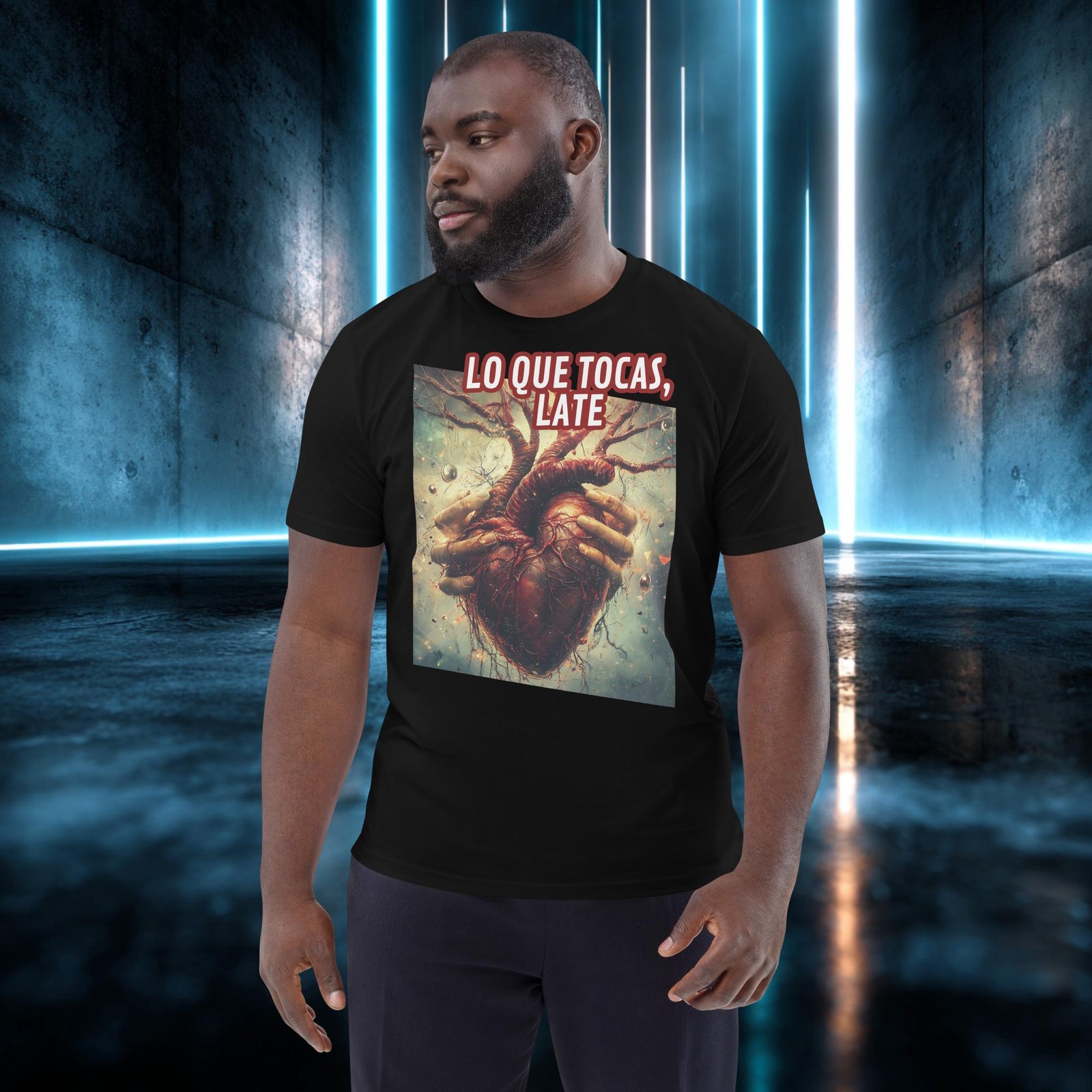 Camiseta orgánica con diseño Lo Que Tocas, Late — detalle del estampado
