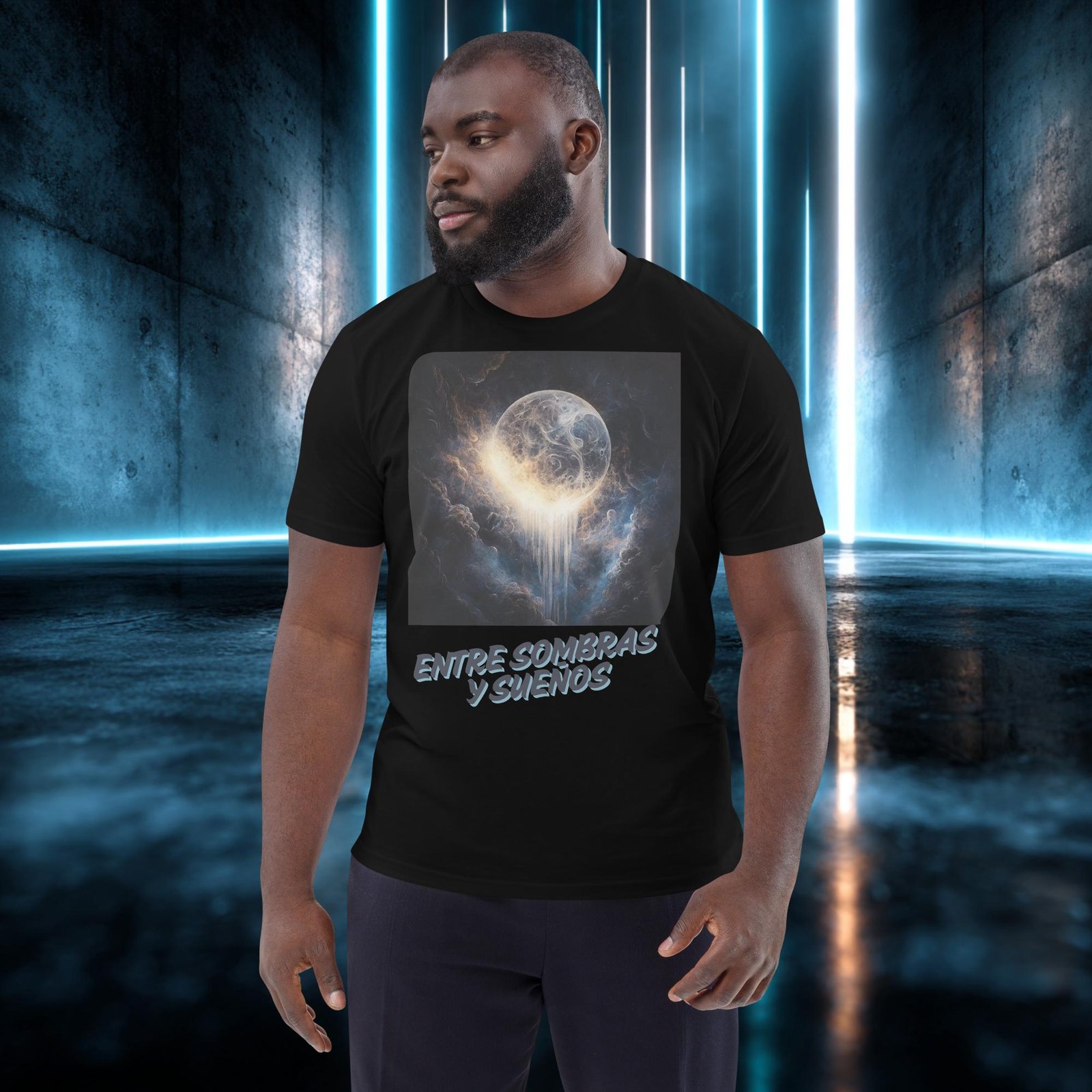 Camiseta orgánica con diseño Entre Sombras y Sueños — detalle del estampado