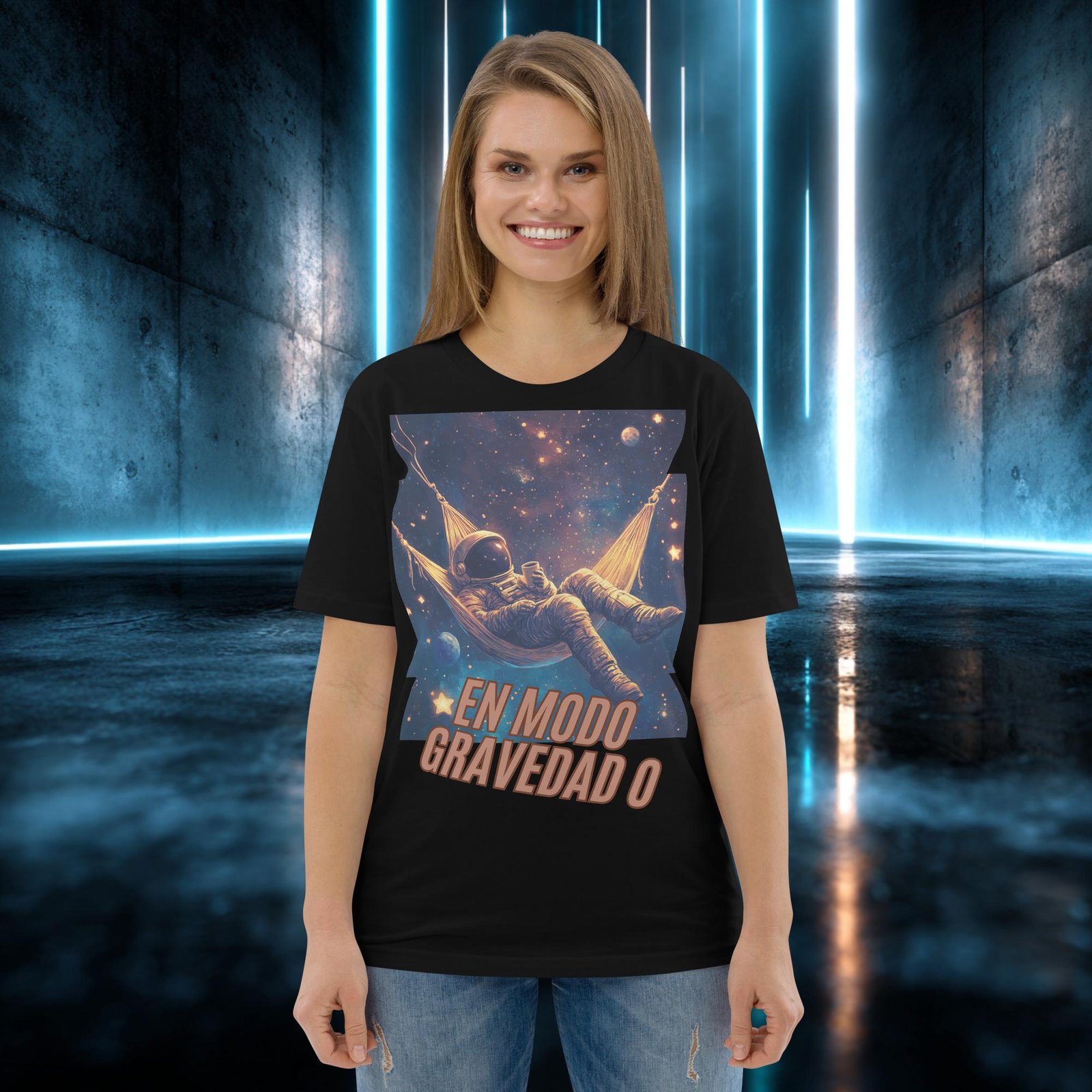 Camiseta orgánica con diseño En Modo Gravedad Cero — detalle del estampado