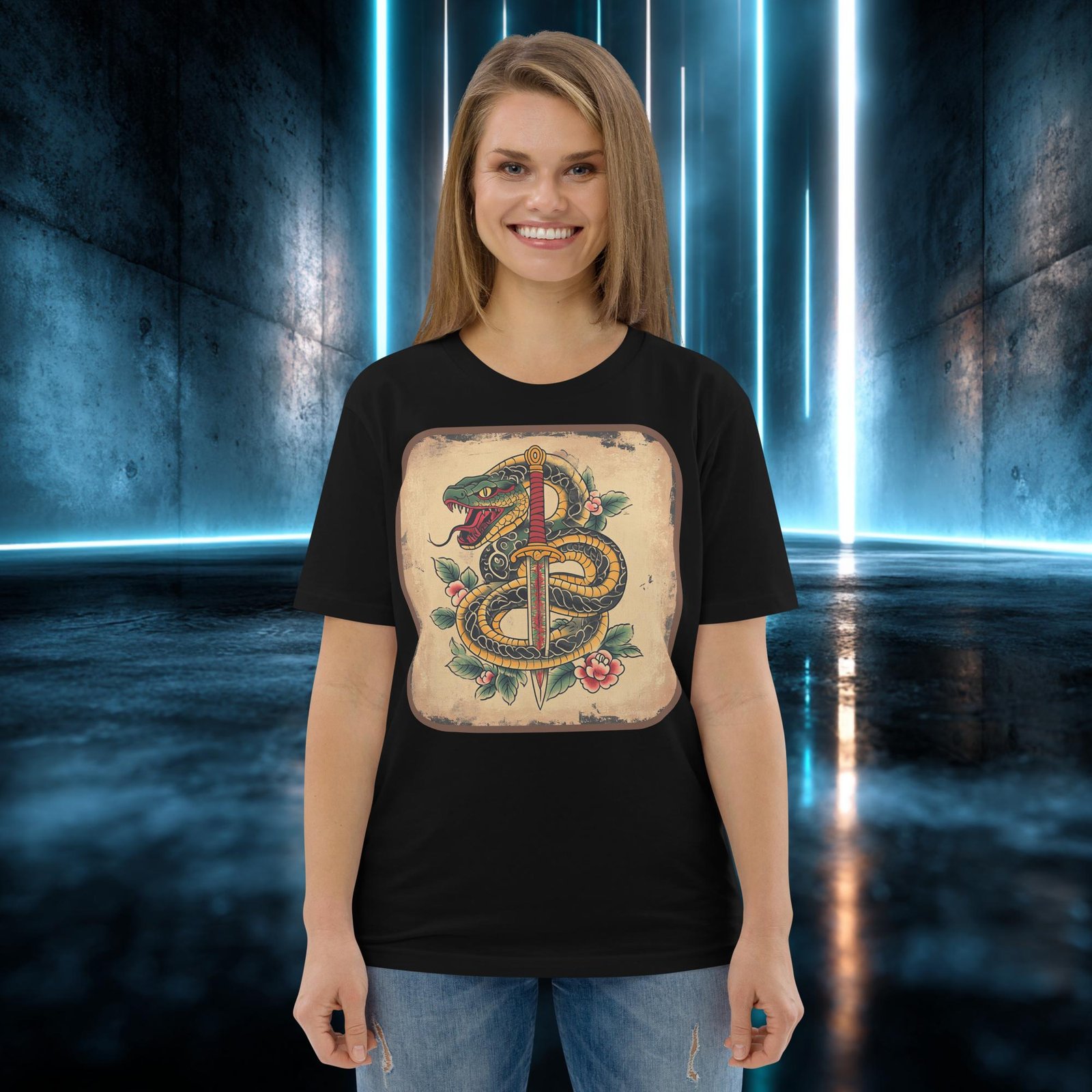 Camiseta orgánica con diseño Serpiente y Daga — detalle del estampado