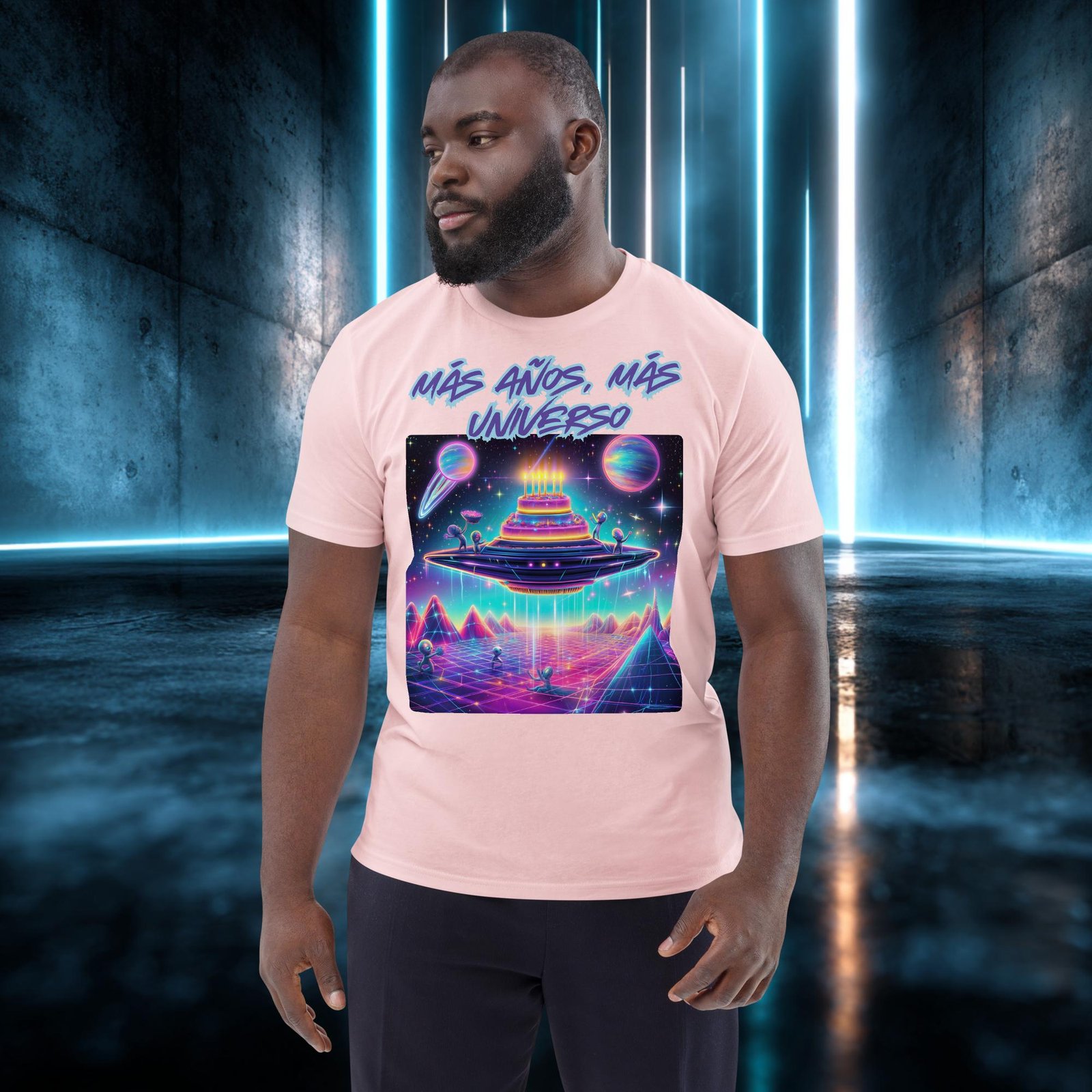Camiseta orgánica con diseño Más Años, Más Universo — color 14