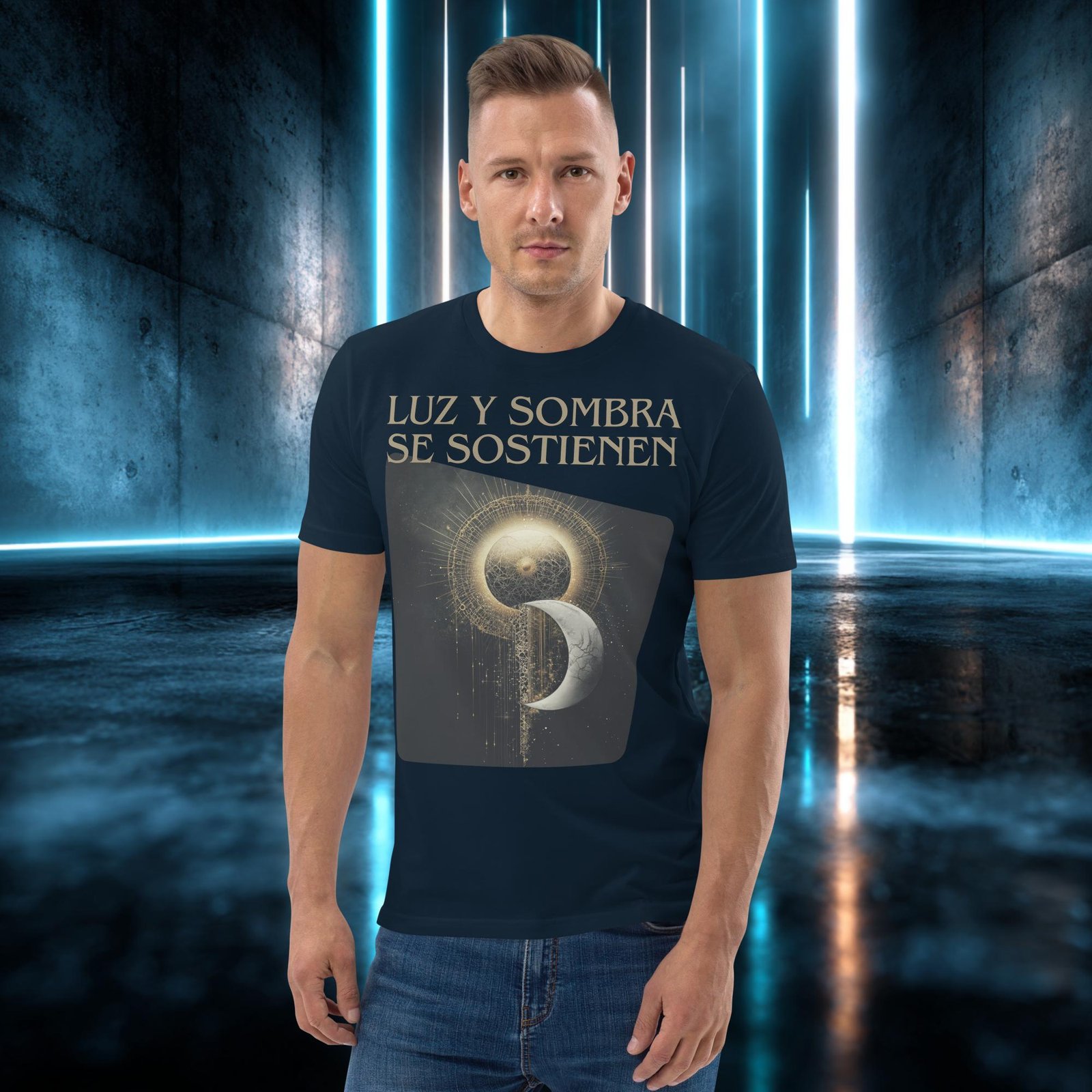 Camiseta orgánica con diseño Luz y Sombra Se Sostienen — detalle del estampado