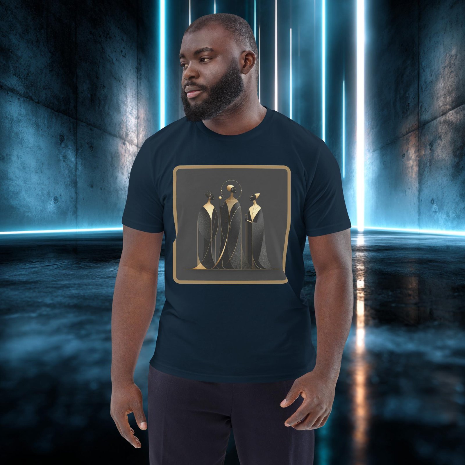 Camiseta orgánica con diseño Tres Siluetas de Oro — detalle del estampado