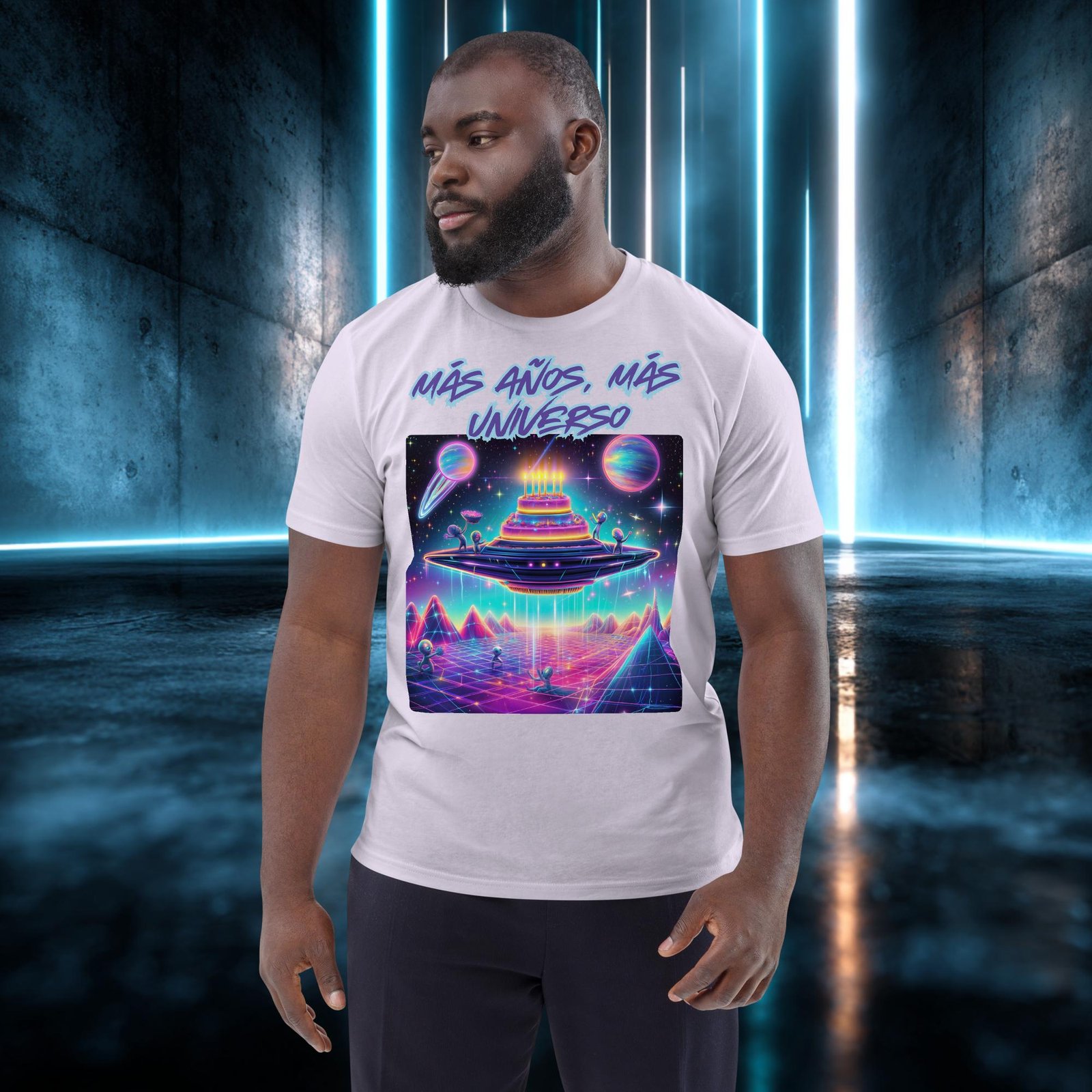 Camiseta orgánica con diseño Más Años, Más Universo — color 13