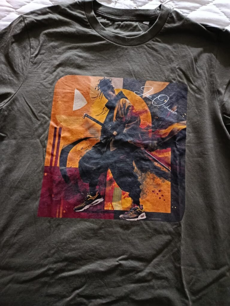 Camiseta de algodón orgánico después de muchos lavados, con el estampado intacto